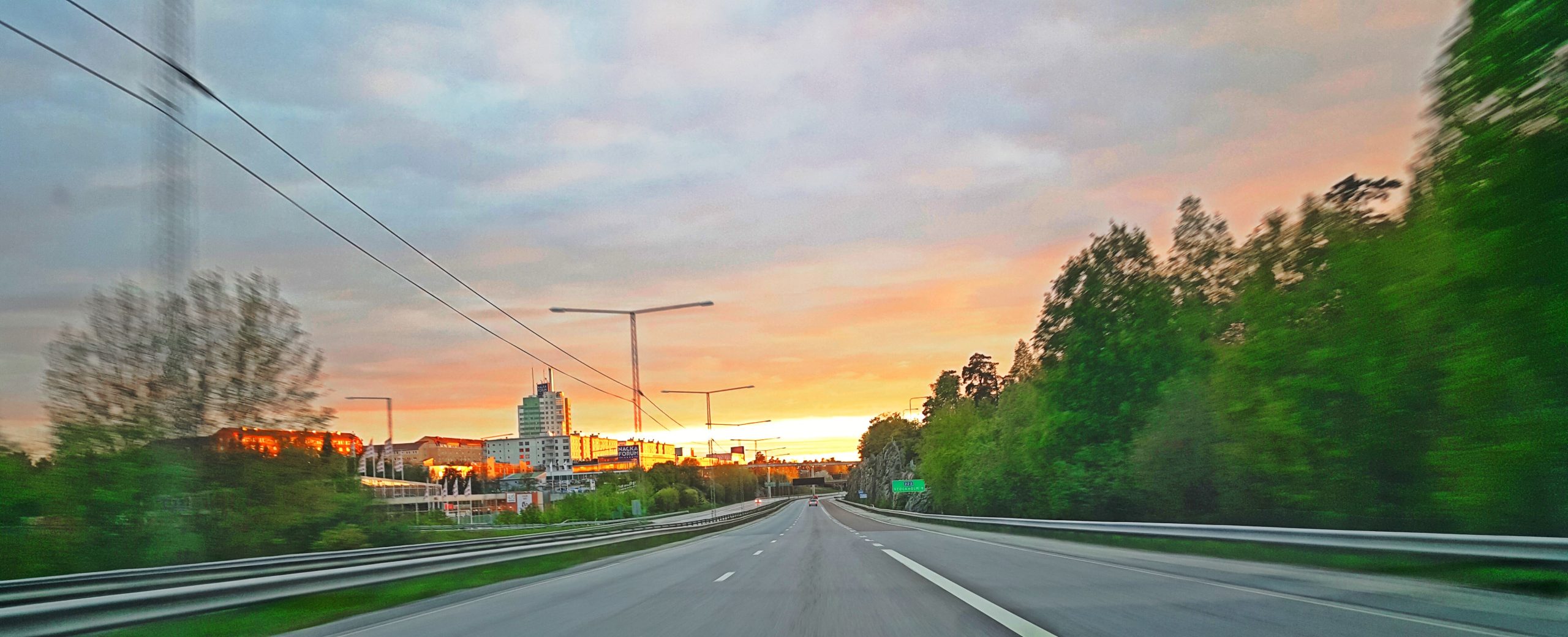 Ligne d'horizon de l'autoroute